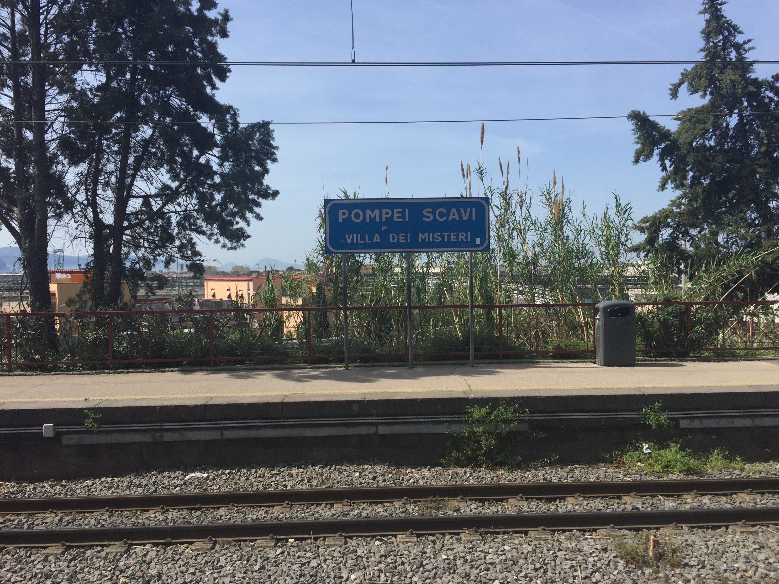 La gare de Pompéi existe!