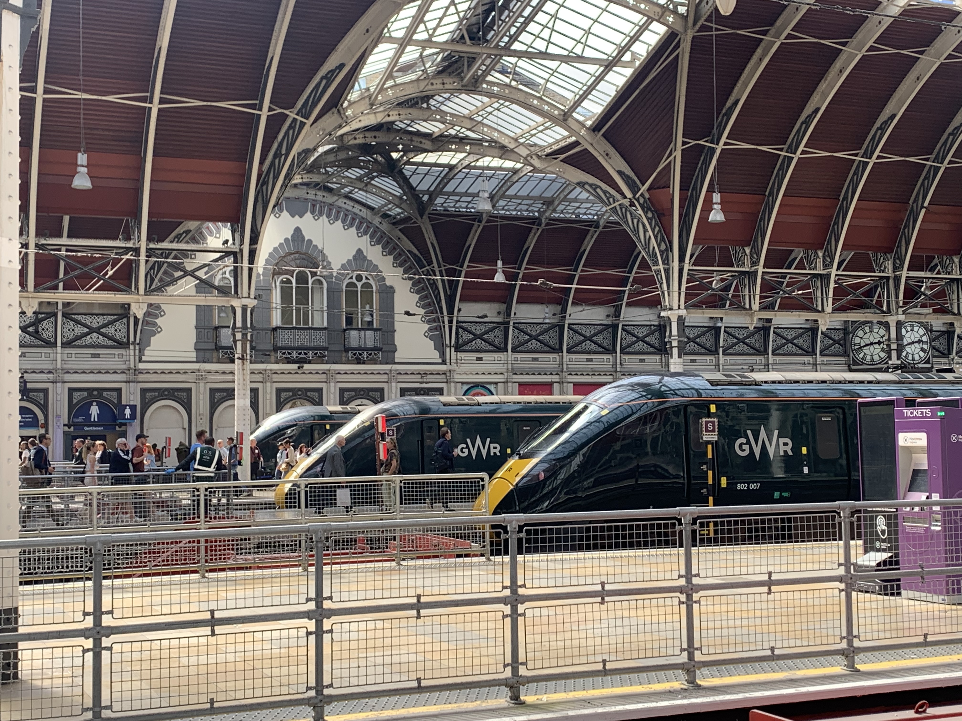 Des gares et des trains en Grande Bretagne